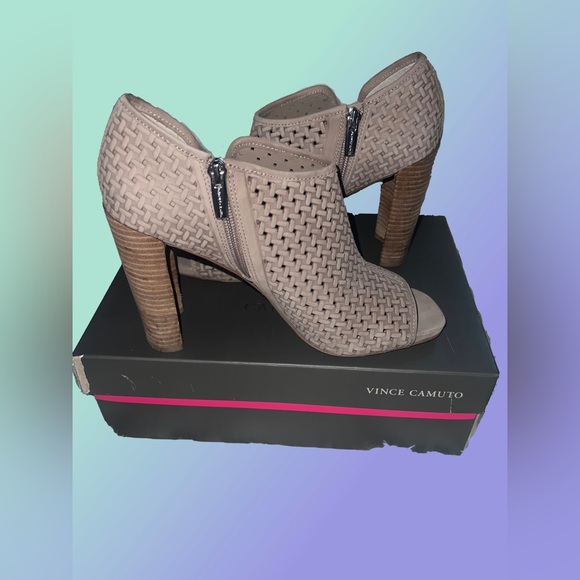 Vince Camuto- Prisha Bootie -Light Taupe Foxy Nubuck- Size:9 -Like New! - Picture 3 of 9